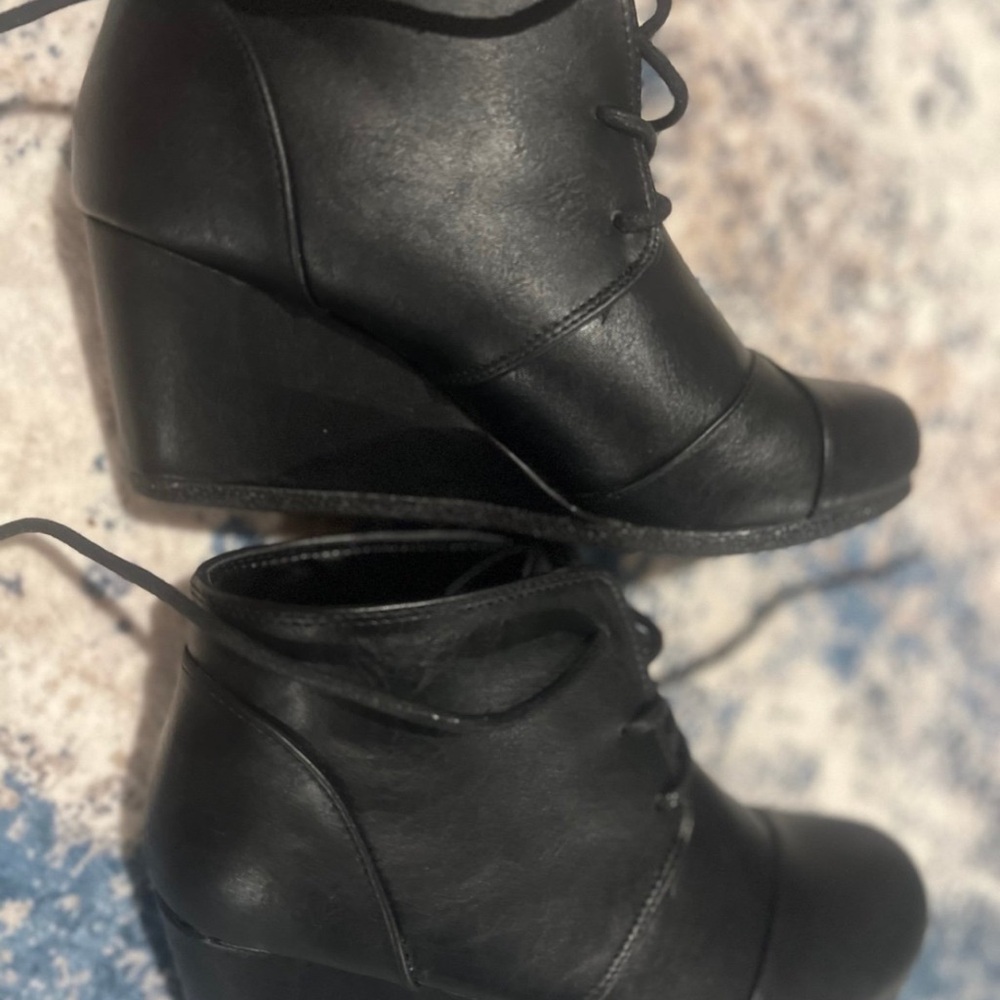 Dream Pairs Black Wedge Shoes with Timeless Design